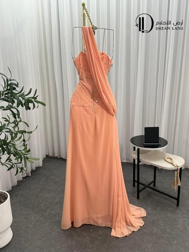 فستان سهرة بتطريز كريستالي وكسرات