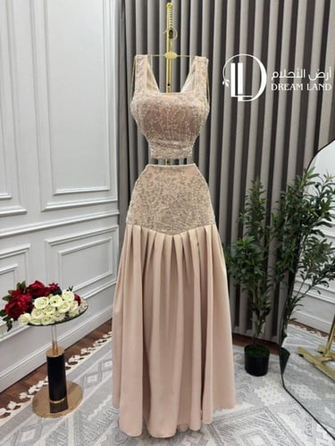 فستان سهرة بصدريّة مطرزة وتنورة بليسيه