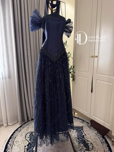 فستان سهرة عنابي بياقة مطرزة وتنورة لامعة