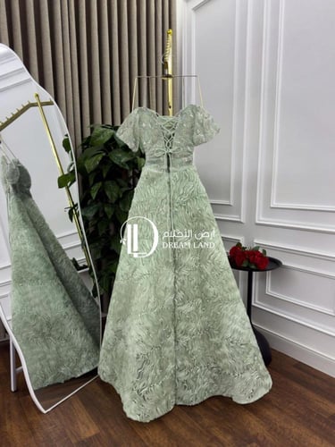 فستان سهرة بتصميم منقوش وناعم