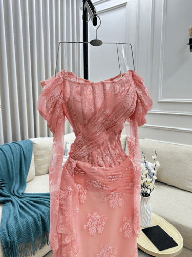 فستان سهرة وردي بتصميم مزموم ودانتيل فاخر