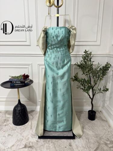 فستان سهرة بلونين (تركواز وأخضر فاتح) وتصميم درامي