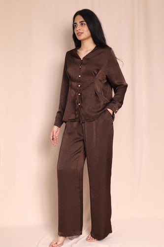 طقم نسائي حريري ببلوزة وخصر مزموم