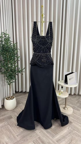 فستان سهرة مطرز بقصة انسيابية راقية