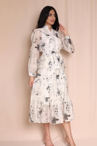 فستان ميدي منقوش بياقة عالية وتنورة طبقات