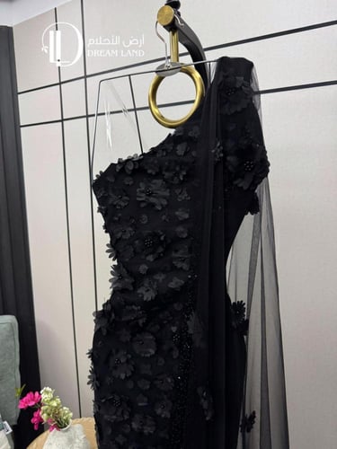 فستان سهرة أسود بورد بارز وذيل منسدل