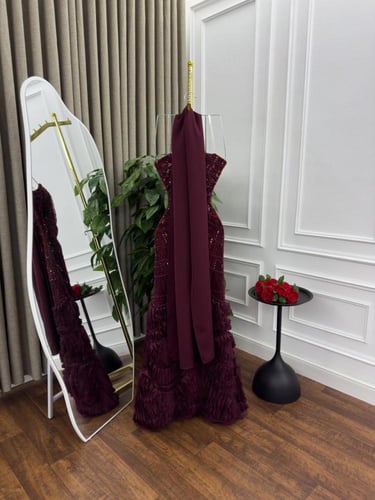 فستان سهرة عنابي بتطريز فاخر