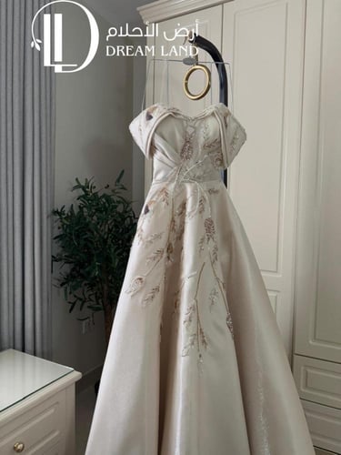 فستان سهرة كريمي بتصميم الزهور