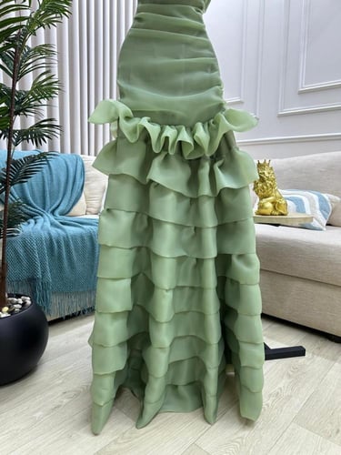 فستان سهرة أخضر بتنورة كشكشة