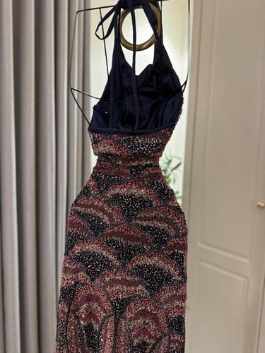 فستان سهرة بتصميم فني درامي بياقة هالتر ووشاح جانب...