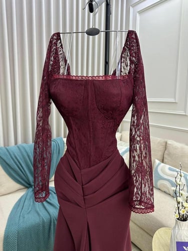 فستان سهرة عنابي بأكمام دانتيل