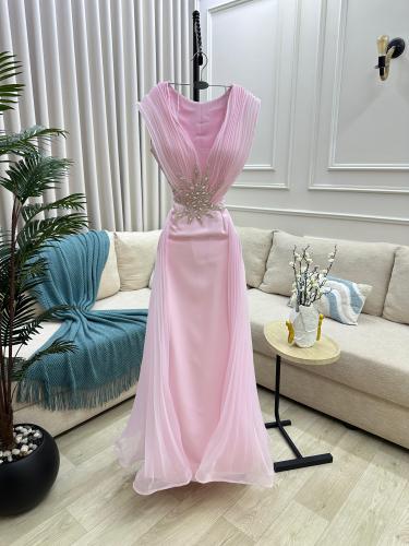 فستان سهرة وردي بتصميم منسدل وتطريز كريستالي