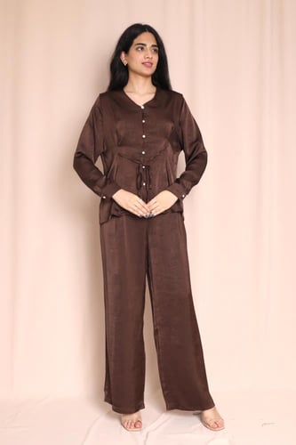 طقم نسائي حريري ببلوزة وخصر مزموم