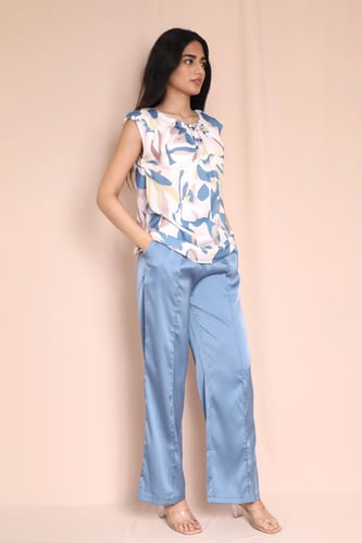 طقم نسائي أنيق ببلوزة منقوشة وبنطلون ساتان واسع