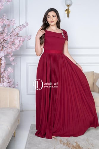 فستان سهرة عنابي بياقة منسدلة وتنورة بليسيه