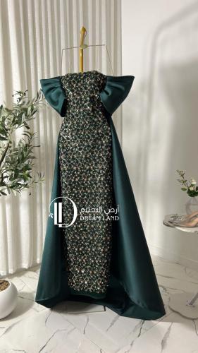 فستان سهرة زيتي بتطريز لامع وذيل درامي