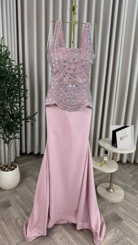 فستان سهرة مطرز بقصة انسيابية راقية