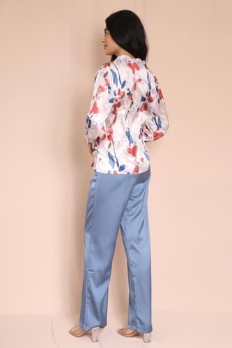 طقم نسائي ببلوزة منقوشة وبنطلون واسع