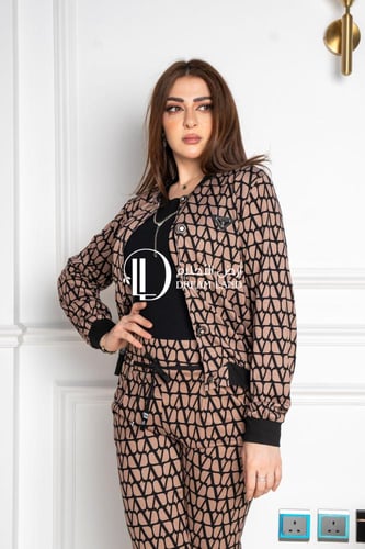 طقم نسائي منقوش بجاكيت وبنطلون