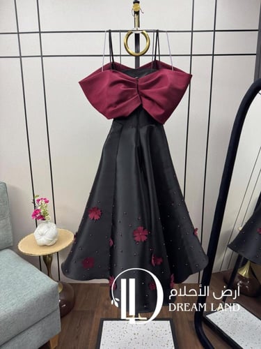 فستان ميدي بكتف منسدل وورود بارزة