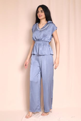 طقم حريري بلون أزرق بحري مع تطريز لؤلؤ