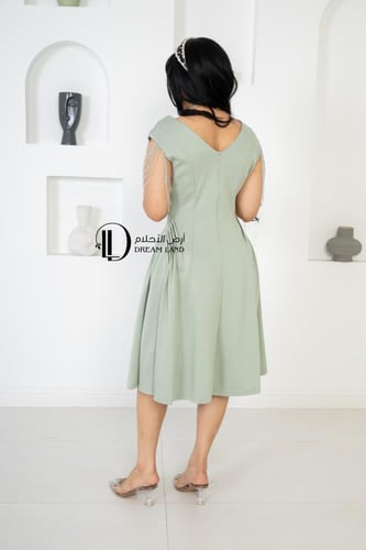 فستان ميدي أخضر بياقة V وتطريز على الأكمام