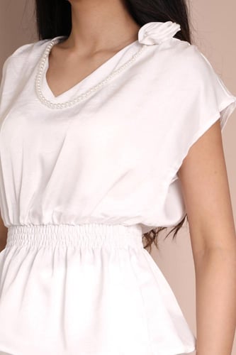 طقم حريري أبيض بتطريز لؤلؤ ووردة ناعمة