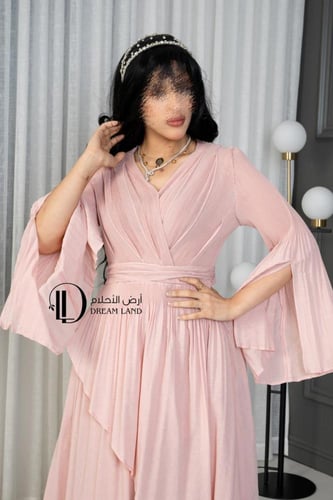 فستان ميدي وردي بتنورة بليسيه وأكمام واسعة