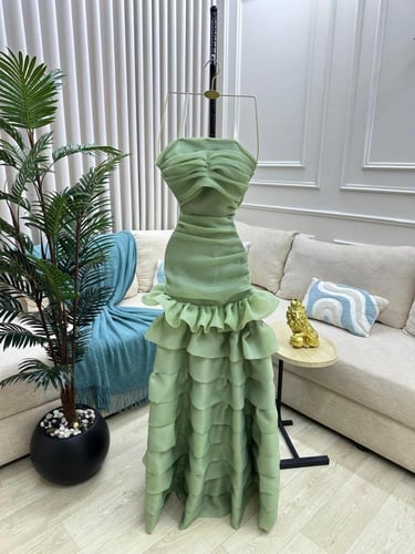 فستان سهرة أخضر بتنورة كشكشة