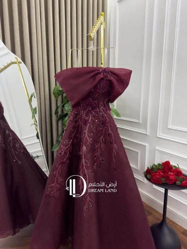 فستان سهرة عنابي بفيونكة وتطريز ورود