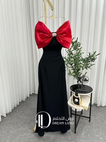فستان سهرة أسود بفيونكة حمراء