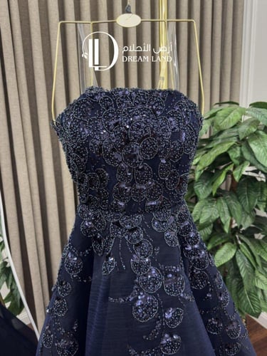 فستان سهرة كحلي بصدريّة مطرزة وقصة أميرات