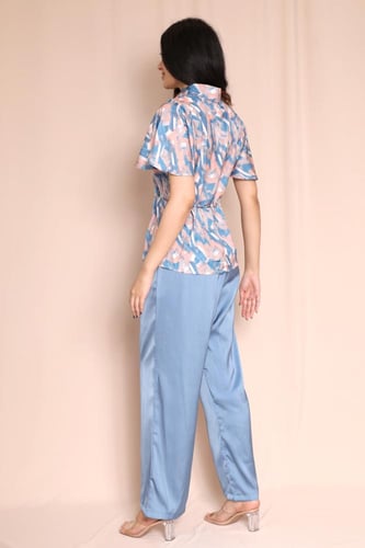 طقم نسائي أنيق ببلوزة منقوشة وبنطلون ساتان