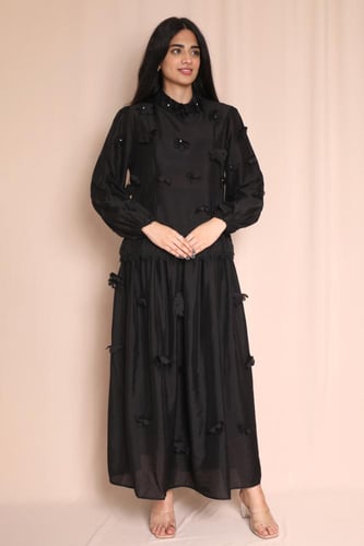 طقم نسائي أسود بتنورة وبلوزة مطرزة بالورود