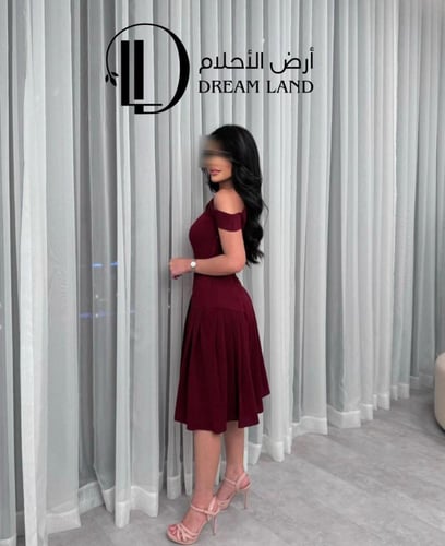 فستان قصير عنابي بكتف واحد وكسرات جانبية