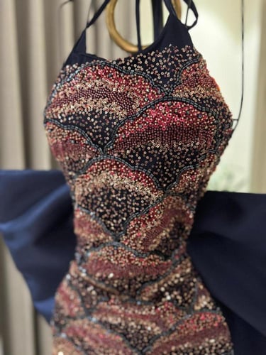 فستان سهرة بتصميم فني درامي بياقة هالتر ووشاح جانب...