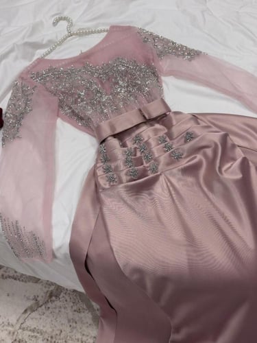 فستان سهرة وردي بصدريّة شفافة مطرزة