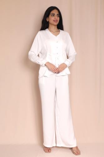 طقم نسائي أبيض ببلوزة peplum وبنطلون واسع