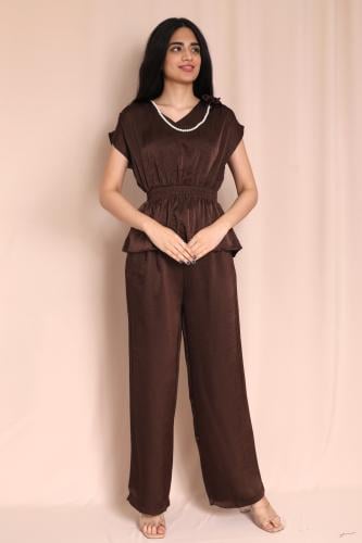 طقم حريري بني بتطريز لؤلؤ ووردة ناعمة