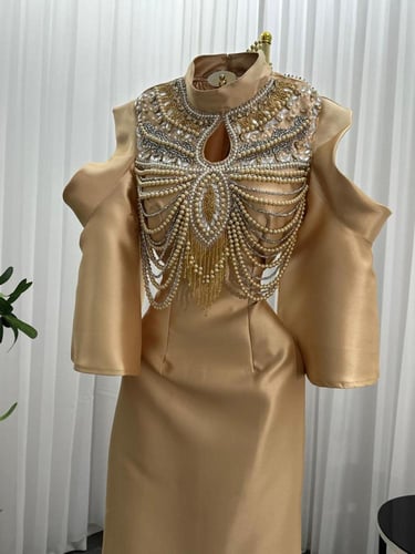 فستان سهرة ذهبي مطرز باللؤلؤ