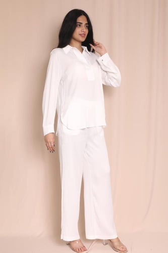 طقم نسائي أبيض بقميص كلاسيكي وبنطلون واسع