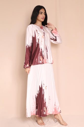 طقم نسائي بتنورة بليسيه وطبعة فنية عنابية