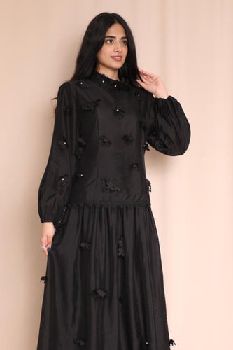 طقم نسائي أسود بتنورة وبلوزة مطرزة بالورود