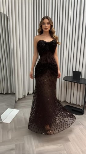 فستان سهرة بني بتطريز لامع وخصر مزموم