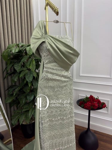 فستان سهرة بتطريز لامع وذيل منسدل