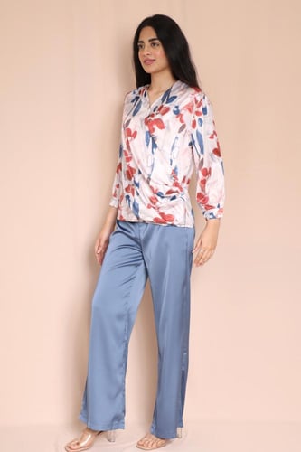طقم نسائي ببلوزة منقوشة وبنطلون واسع