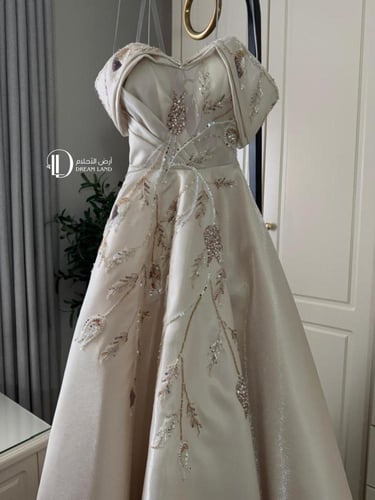 فستان سهرة كريمي بتصميم الزهور