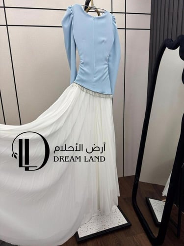 فستان نسائي بوردة بارزة وتصميم عصري