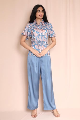 طقم نسائي أنيق ببلوزة منقوشة وبنطلون ساتان