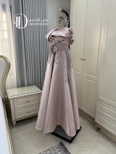 فستان سهرة وردي بوردة بارزة وتطريز فاخر